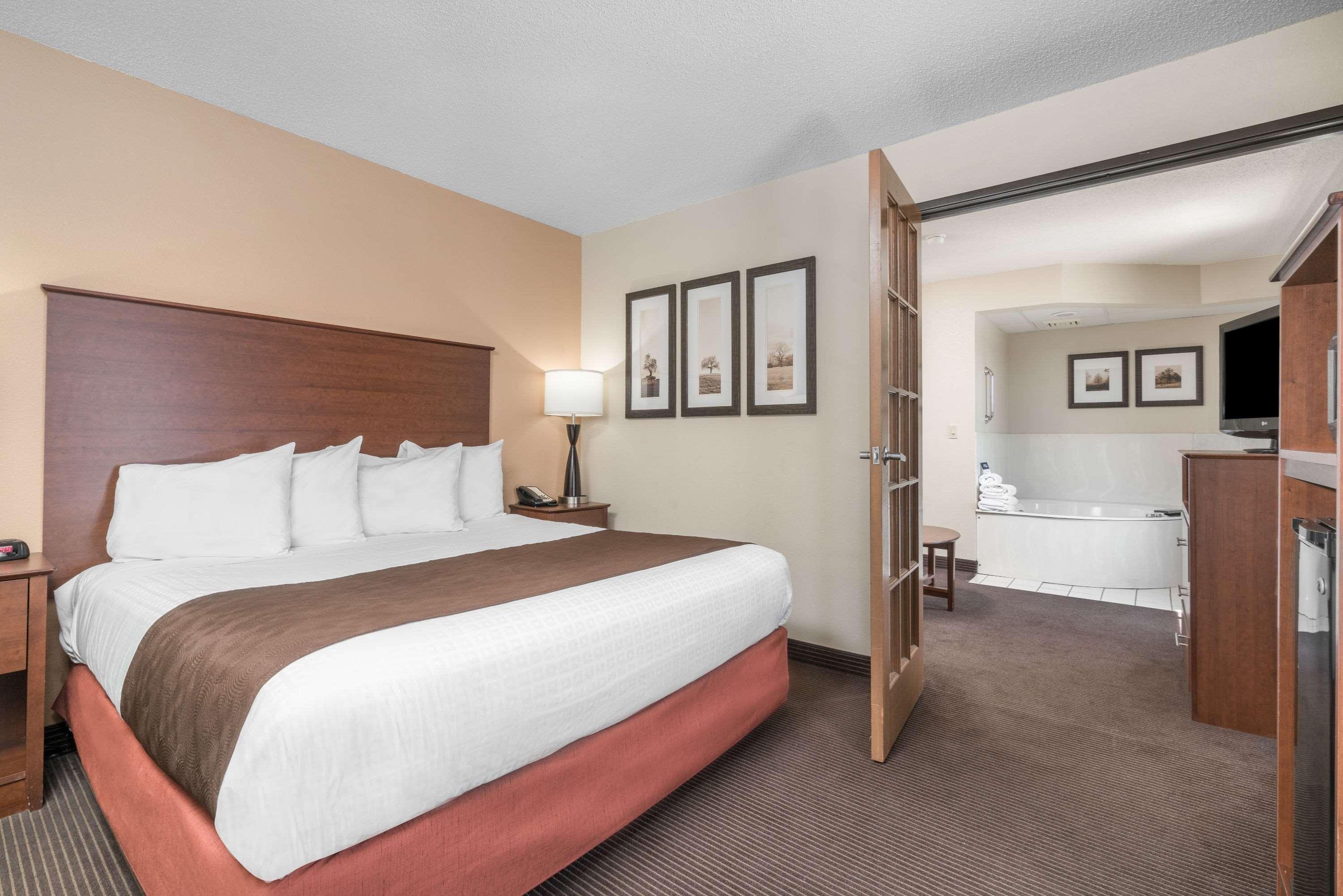 Americinn By Wyndham Bismarck Bagian luar foto