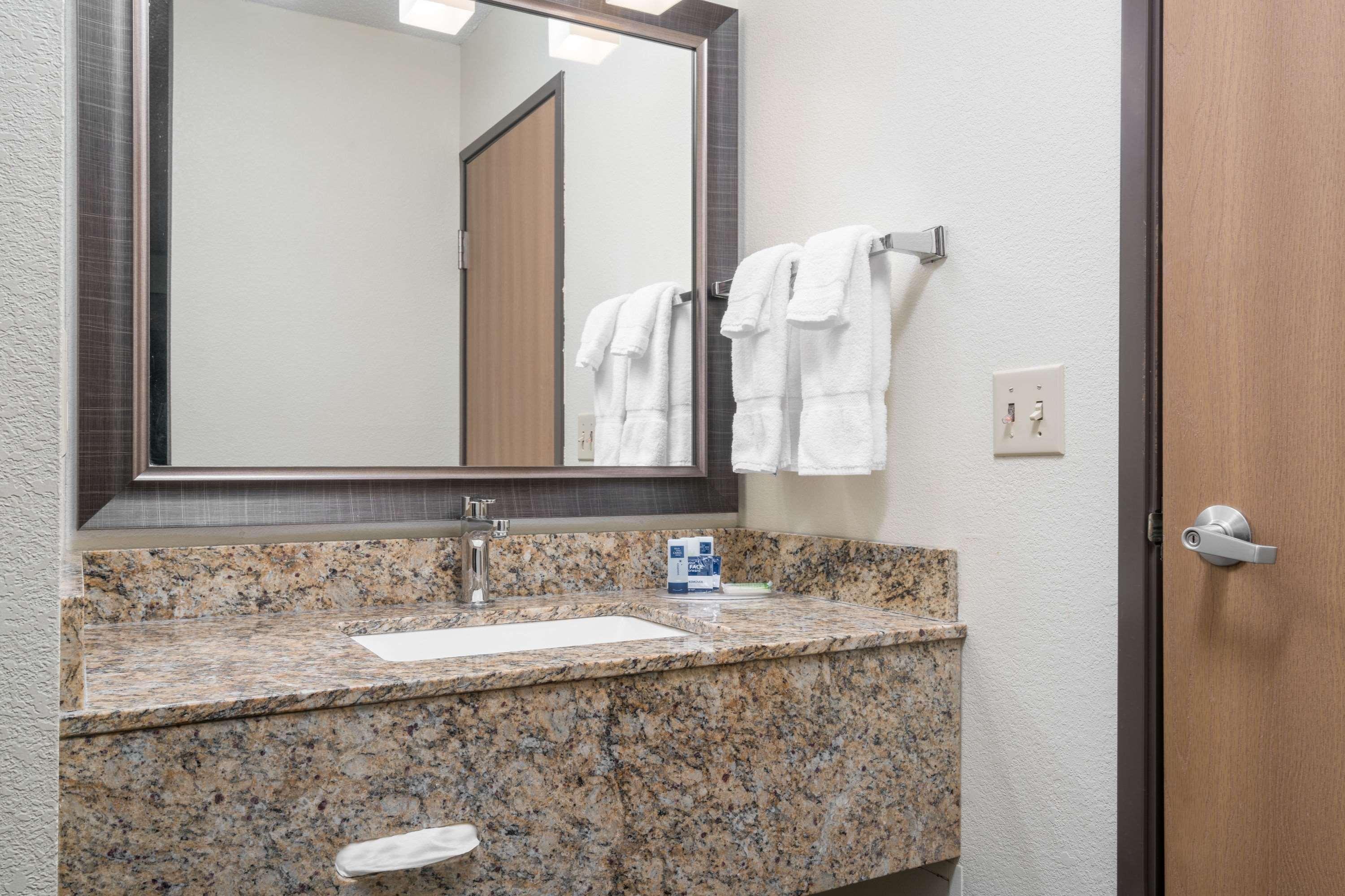 Americinn By Wyndham Bismarck Bagian luar foto